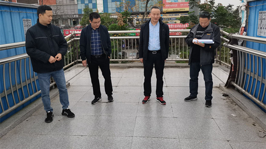 綿吳路改造工程現(xiàn)場檢查人行天橋 綿吳路改造工程現(xiàn)場檢查人行天橋