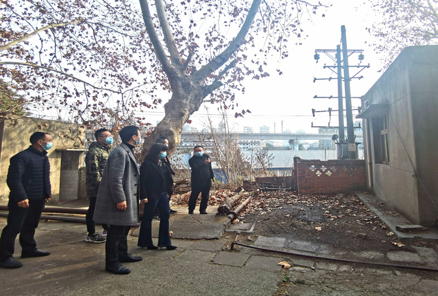 圖片2：公司黨支部書記、董事長陳平帶隊(duì)對(duì)磨刀溝倉庫資產(chǎn)進(jìn)行安全檢查_副本