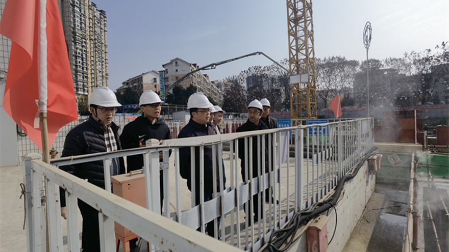 圖二：集團黨委委員、副總經(jīng)理倪丹督導嘉來建工安全工作