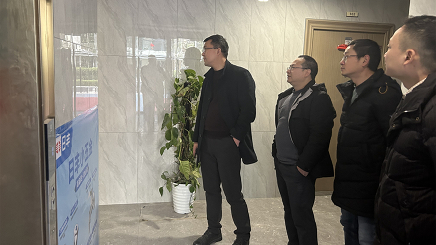 圖四：集團黨委委員、副總經(jīng)理余佰宣督導綿投置地安全工作