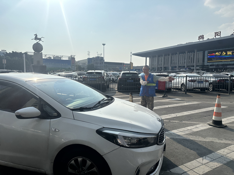 1火車站停車場(chǎng)疏導(dǎo)交通 1火車站停車場(chǎng)疏導(dǎo)交通